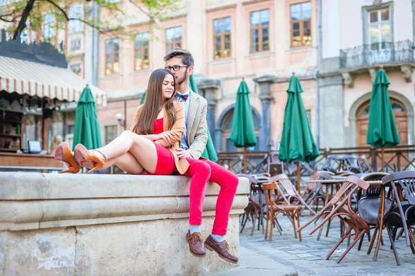 Pareja en la ciudad vieja — Foto de Stock