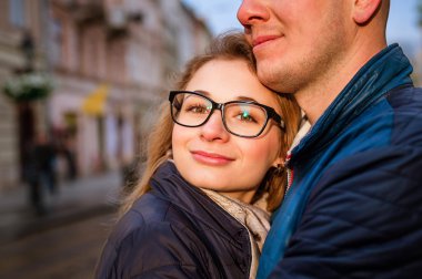 Yaz aylarında Avrupa şehrin sokaklarında çiftler