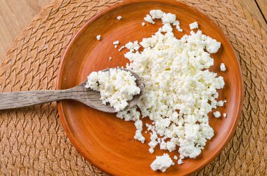 Curds kahverengi plaka üzerinde