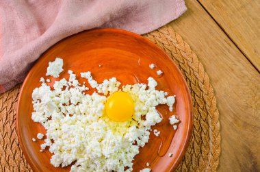 Curds kahverengi plaka üzerinde