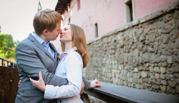 Pareja enamorada en la calle — Foto de Stock