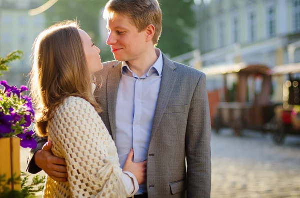 Pareja enamorada en la calle —  Fotos de Stock