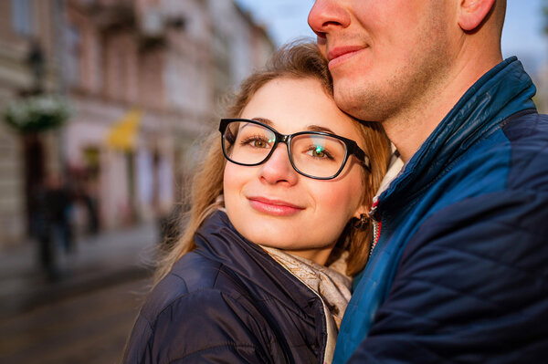 пары на улицах европейского города летом
