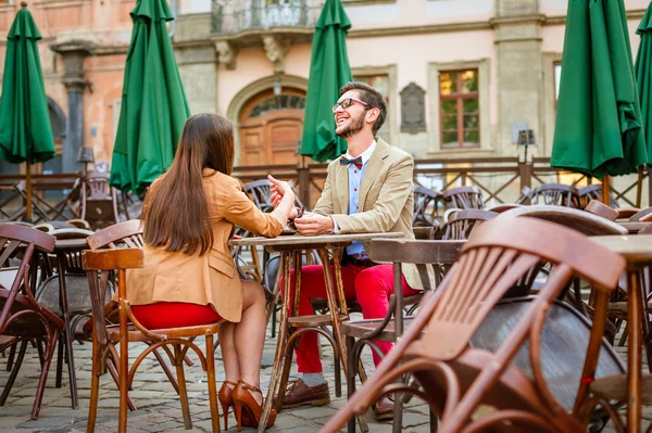 Yaz aylarında Avrupa şehrin sokaklarında çiftler — Stok fotoğraf