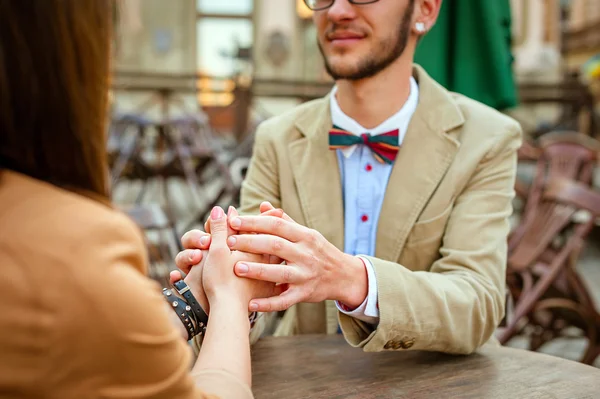 Paare auf den Straßen der europäischen Stadt im Sommer — Stockfoto