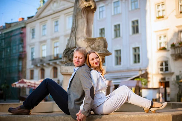 Piuttosto soleggiato ritratto all'aperto di giovane coppia elegante — Foto Stock