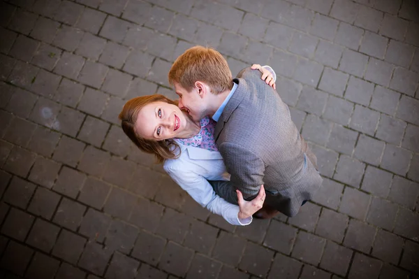 Retrato ao ar livre muito ensolarado de jovem casal elegante enquanto beijo — Fotografia de Stock