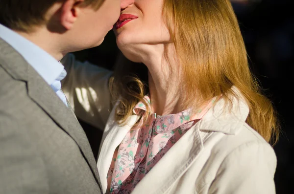 Ganska soligt utomhus porträtt av unga snygga par medan kiss — Stockfoto