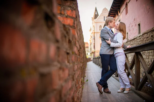 Szép napos szabadtéri portré fiatal stílusos pár csók közben — Stock Fotó
