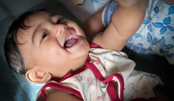 一个蹒跚学步的印第安男婴，笑着，上颚可见第一颗牙齿，有选择性地专注于眼睛 — 图库照片