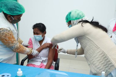 16 Ocak 2021, Kuganj, Bihar, Hindistan. MGM Tıp Fakültesi, Kuganj, Bihar 'da Covid 19' a karşı covishield aşısı yapılan maske takan bir hemşire.