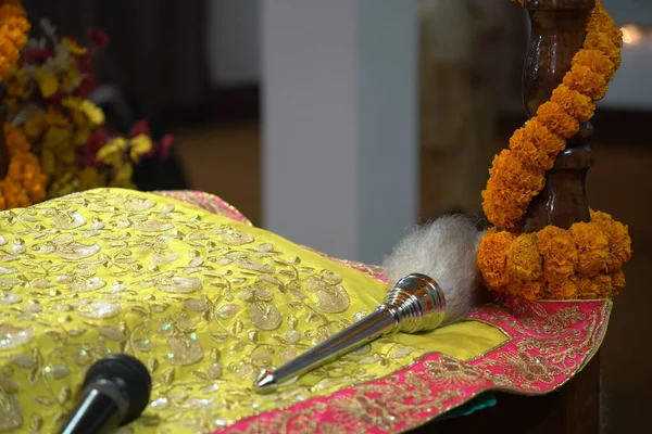 Chaur sahib pour Guru Granth sahib. Religion sikhe culte rituel Chaur sahib dans le saint Gurudwara — Photo