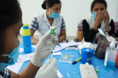20 Şubat 2021, Kuganj, Bihar, Hindistan. MGM Tıp Fakültesi 'nde kovishield aşısı üreten bir hemşire MGM 19' a karşı aşı hazırlıyor.