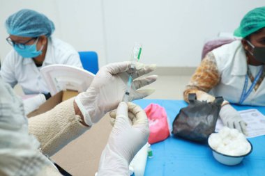 16 Ocak 2021, Kuganj, Bihar, Hindistan. MGM Tıp Fakültesi 'nde kovishield aşısı üreten bir hemşire MGM 19' a karşı aşı hazırlıyor.