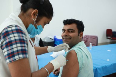 20 Şubat 2021, Kuganj, Bihar, Hindistan. Sağlık çalışanı, hemşire kadrosunun ikinci iğnesini yaptırdı.