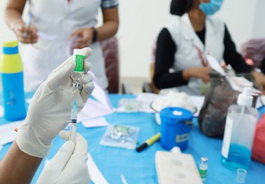 Enjeksiyon bölgesine pamuk enjekte edildi. Cauvid aşısı sonrası. Corona virüs aşılama kavramı