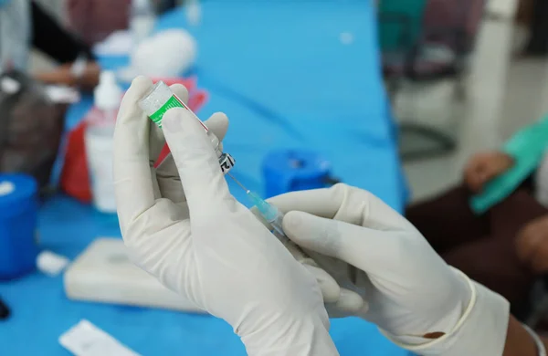 Рукавички для малювання рук вакцина в шприці — стокове фото
