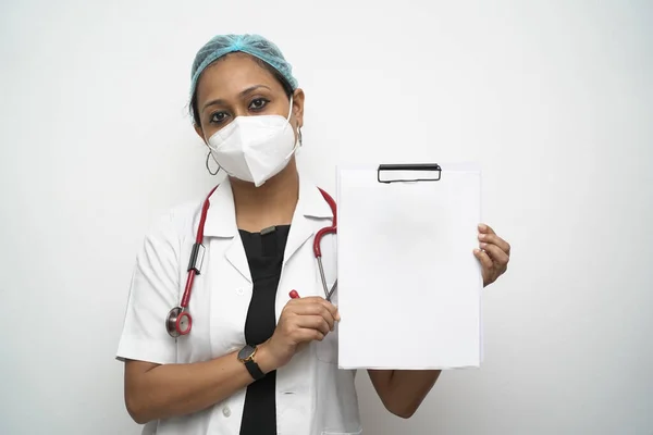 Un medico femminile indiano del sud negli anni '30 con cappuccio maschera cappotto bianco e stetoscopio rosso — Foto Stock