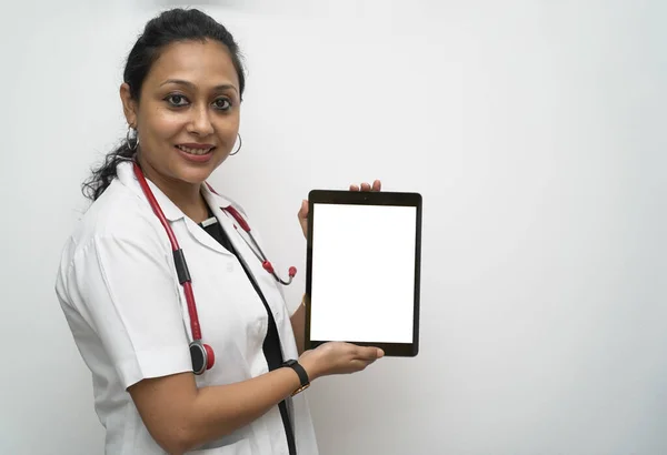 Medico Femminile Indiano Del Sud Negli Anni Con Cappuccio Maschera — Foto Stock