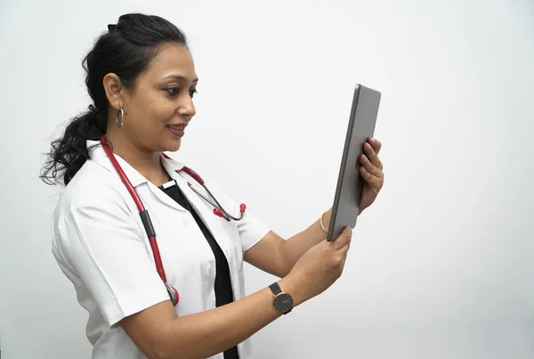 Medico Femminile Indiano Del Sud Negli Anni Che Tiene Compressa — Foto Stock