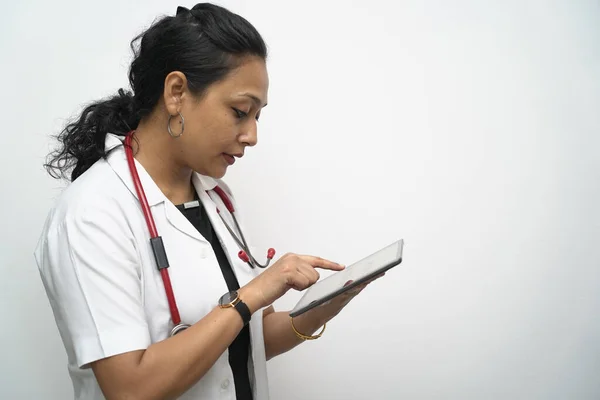 Medico Femminile Indiano Del Sud Negli Anni Che Tiene Compressa — Foto Stock