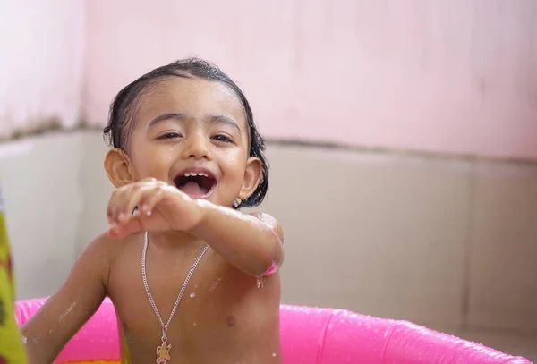 Menino Índio Desfrutando Banho Uma Piscina Inflável Com Salpicos Água — Fotografia de Stock