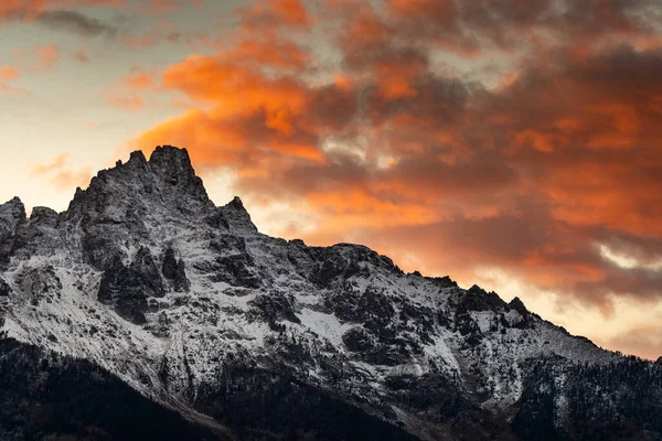 Güneş Grand Teton Ulusal Parkı Ndaki Dağların Üzerinden Batıyor — Stok fotoğraf