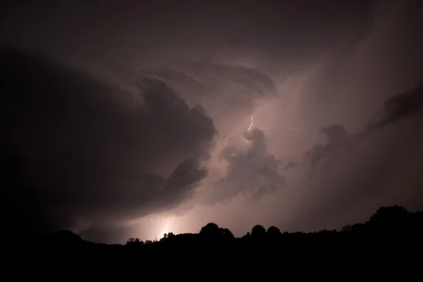 Молния в небе — стоковое фото