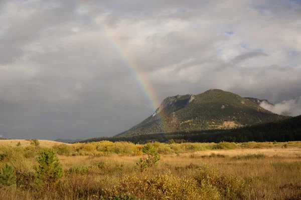 Arco iris en las montañas — Foto de Stock