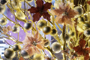 Mor arka planda sarı gözlüklü malikanelerin yeni yıl süsleri. Noel süsleri. Şenlikli oda tasarımı. Sanatsal bir çalışma. Eğlenceli bir ruh hali. Peri masalı ve gizemin atmosferi