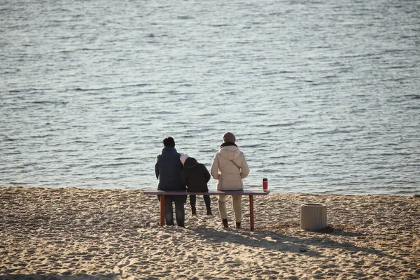 Two Women Child Sitting Bench Sandy Beach Shore Reservoir Rest — Stock Photo, Image