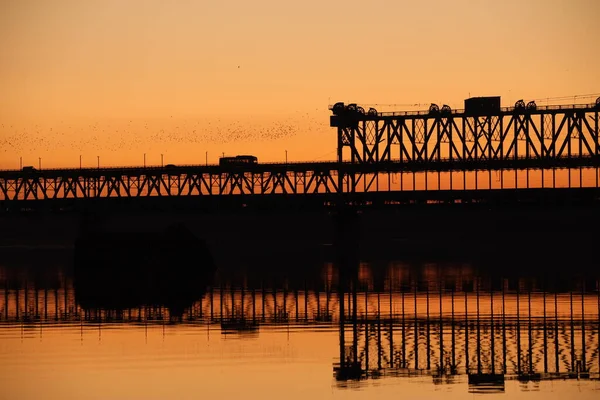 Trafic Sur Pont Dessus Rivière Dniepr Sur Fond Coucher Soleil — Photo