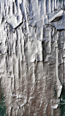 Dekorasyon ve tasarım için arka plan. Gümüş rengine boyanmış kabartmalı ahşap tahta. Doğal malzemeler. Burrs ve çatlaklar bir ağ dokusu oluşturuyor. Web sitesi tasarımı ve kitap illüstrasyonları.