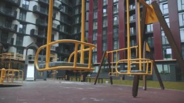 Modern yerleşim bölgesinde çocuklar için çocuk parkı