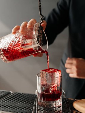 Kokteyl yapma sanatı. Profesyonel bir barmenin işi..