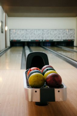 Tutucuda renkli bowling topları