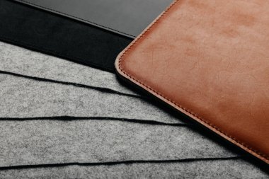 El yapımı siyah ve kırmızı deri çantaların detayları