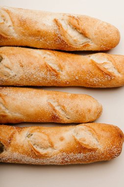 Pişmiş mallar beyaz arkaplanda