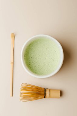 Matcha latte, mükemmel bir detoksifikatör, yağ ve sağlıklı kahve alternatifi yakar.