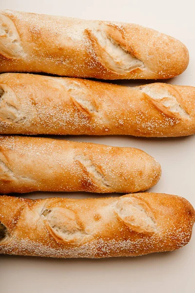 Pişmiş mallar beyaz arkaplanda