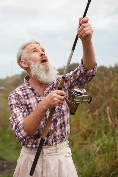 Tiro Vertical Homem Idoso Barbudo Preparando Sua Vara Para Pesca — Fotografia de Stock