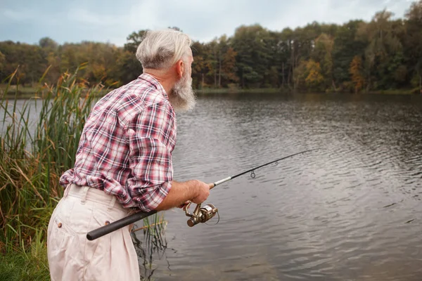 湖で老人釣りのリアビューショット スペースをコピーします — ストック写真