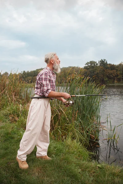 Vertical Tiro Longitud Completa Hombre Mayor Pesca Con Una Caña —  Fotos de Stock