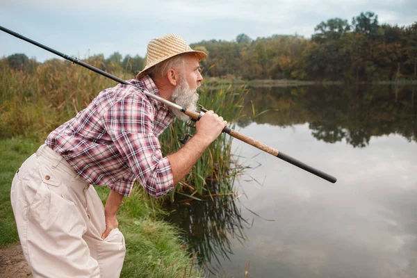 Idosos Barbudo Homem Olhando Para Lago Hoding Sua Vara Pesca — Fotografia de Stock