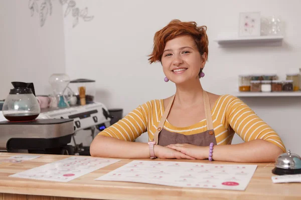 Feliz Hermosa Barista Femenina Sonriendo Alegremente Saludándote Cafetería Espacio Para — Foto de Stock