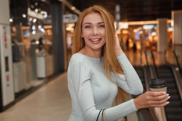 Πανέμορφη Χαρούμενη Νεαρή Γυναίκα Γελάει Απολαμβάνει Ψώνια Στο Εμπορικό Κέντρο — Φωτογραφία Αρχείου