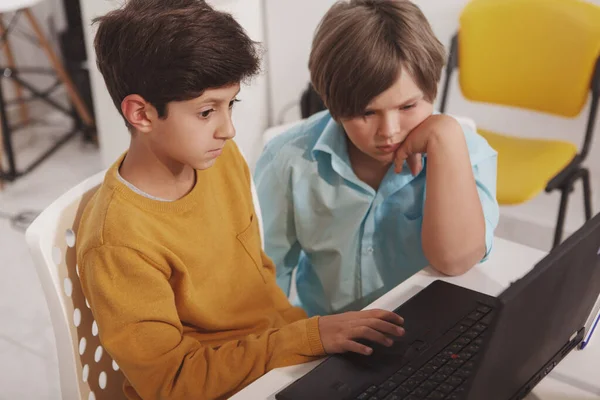 Top Vista Tiro Dois Meninos Usando Laptop Juntos Estudando Escola — Fotografia de Stock