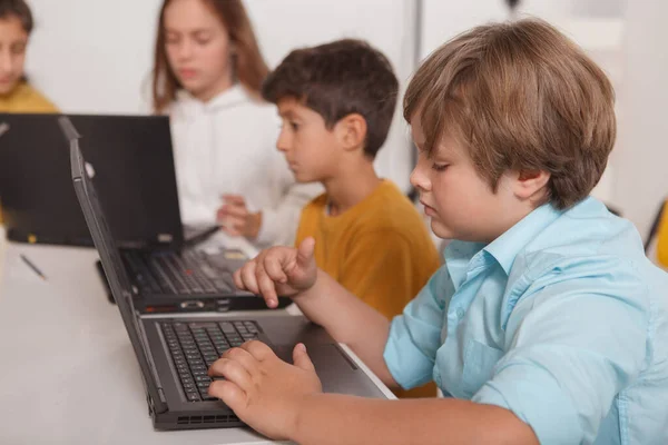 Niños Trabajando Computadora Portátil Escuela Informática Espacio Para Copiar —  Fotos de Stock