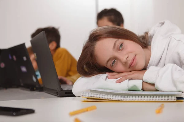 Close Uma Linda Adolescente Descansando Seus Livros Didáticos Olhando Para — Fotografia de Stock