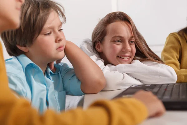 Vrolijke Tiener Schoolmeisje Glimlachen Studeren Met Haar Klasgenoten — Stockfoto